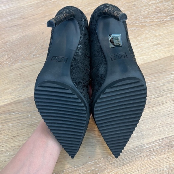 Dkny  Carisa Pointed Toe Pump, size 6.5 , NEW. - Picture 2 of 5